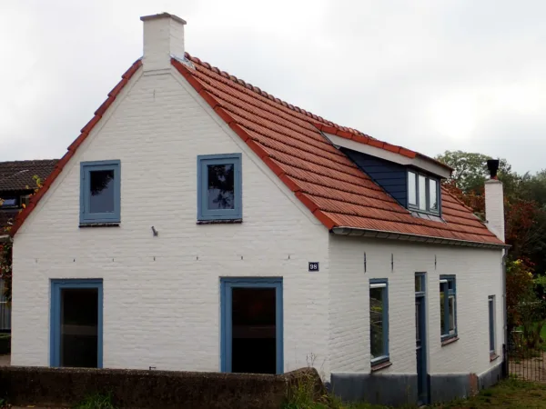 Het traditionele metselwerk van deze oude woning blijft prachtig zichtbaar onder een ademende laag Artisan Stucco Kalei. De afwerking beschermt de oude bakstenen tegen regen en opstijgend vocht, en helpt zo de charme en de authenticiteit van de gevel duurzaam te behouden.