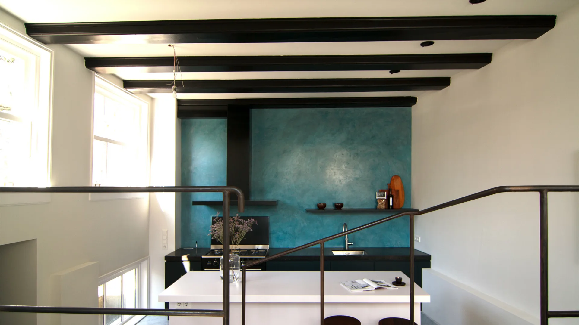 Waterdicht stucwerk in een op aanvraag gemaakte blauwe kleur in een keuken