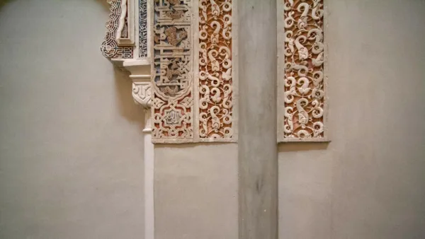The refined Baroque white Artisan Stucco Fresco Plaster embraces the intricate Nasrid carvings of the Madrasah’s Praying Room in Granada. Specially designed for restoration, the lime stucco blends seamlessly with the historic decorations, preserving the purity and harmony of this remarkable monument.