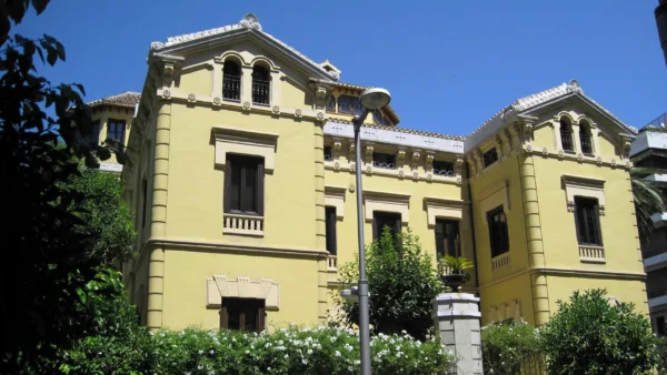 The neoclassical façade of the Palacio de los Patos, now a luxury hotel in the centre of Granada, is bathed in Andalusian sunlight. Finished with a fine Artisan Stucco Fresco in a custom yellow shade, the breathable lime plaster preserves its timeless elegance.